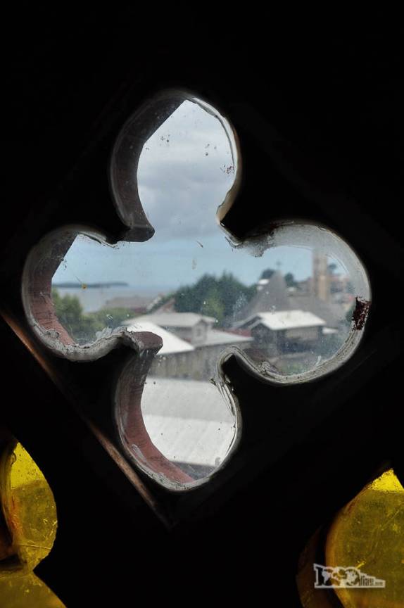 Prédios da cidade vistos através de um dos vitrais do Convento Inmaculada Concepción, em Ancud, no norte da ilha de Chiloé, no sul do Chile